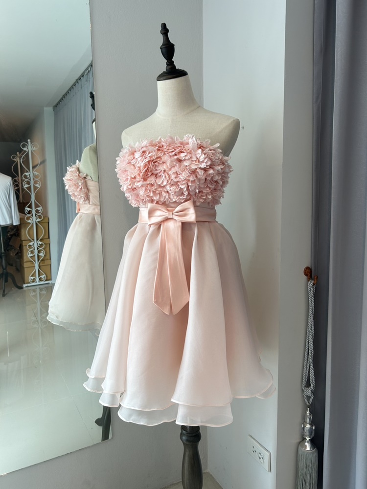 พร้อมเช่า ชุดราตรีสั้น เกาะอก สีโอโรส แต่งดอกฟูช่วงอก ตรงเอวแต่งโบว์ กระโปรงผ้าแก้ว