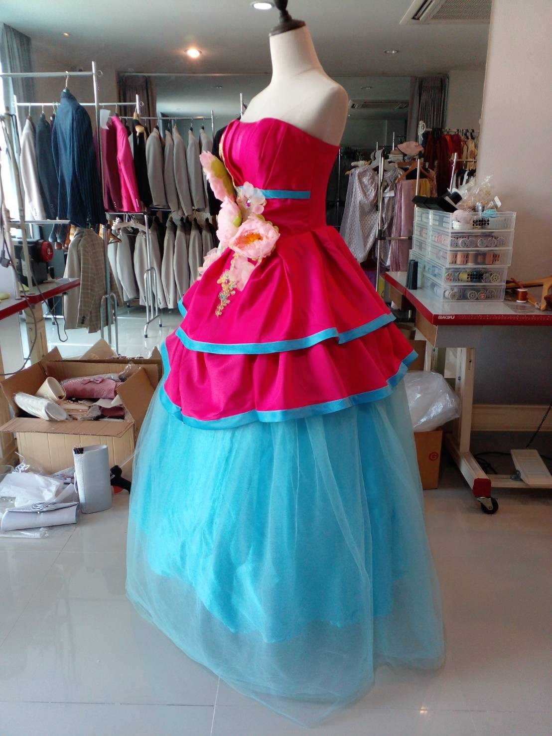 พร้อมเช่า ชุดแฟนซี ชุดราตรียาว เกาะอก สีฟ้า แต่งระบายสีบานเย็นสวย สองชั้น