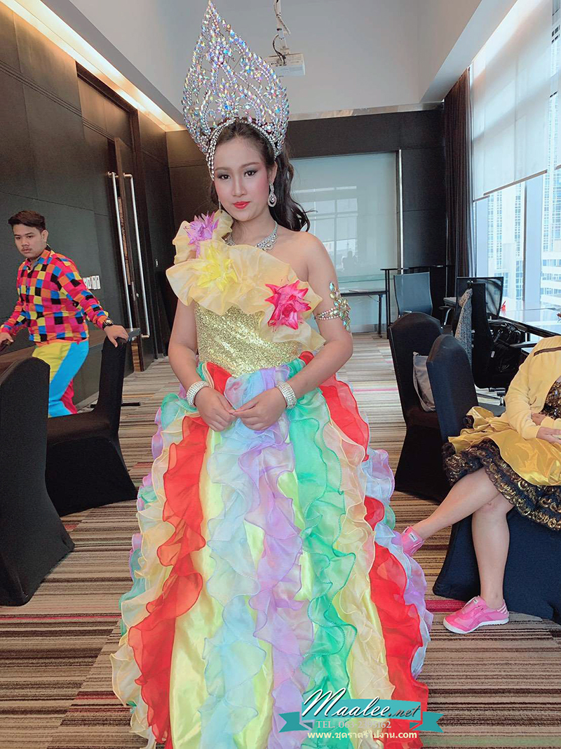 พร้อมเช่า ชุดแฟนซียาว ไหล่เดียว สีรุ้ง ระบายฟูสวย ช่วงอกปักเลื่อมแต่งดอก (ซิปหลัง)