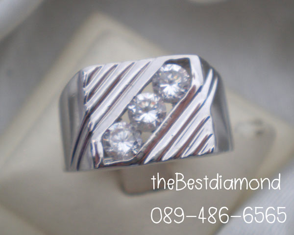 BR816RD+แหวนชายเพชรCZ 3 เม็ด++ แบบยอดนิยม อยู่ได้นานไม่ล้าสมัย เพชรไม่ใหญ่ สำหรับหนุ่มๆที่ต้องการความเรียบๆแต่ดูดีมีระดับ ไม่เวอร์ ใส่ติดนิ้วได้เลยค่ะ