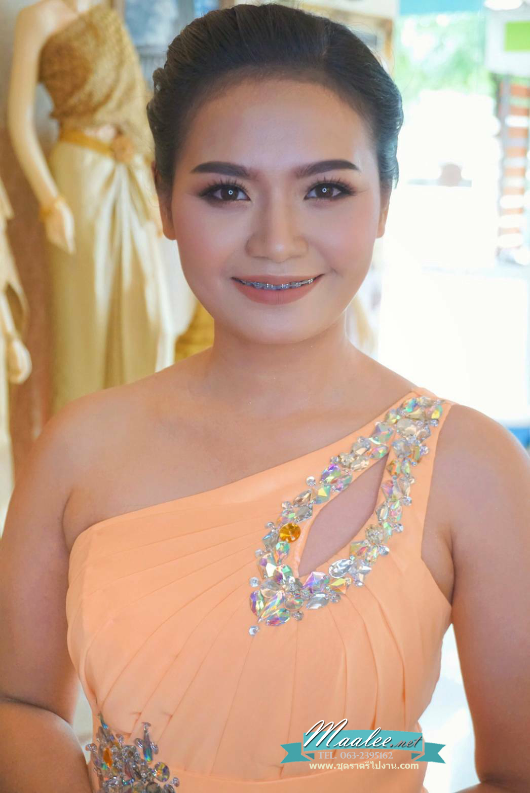 พร้อมเช่า ชุดราตรียาว ไหล่เดียว สีส้ม ผ้าชีฟอง แต่งเลื่อม+มุก ช่วงเนินอกและเอว