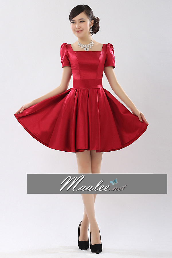 พร้อมเช่า ชุดราตรีสั้น สีแดง เรียบหรู แขนตุ๊กตา ผ่า V ด้านหลัง