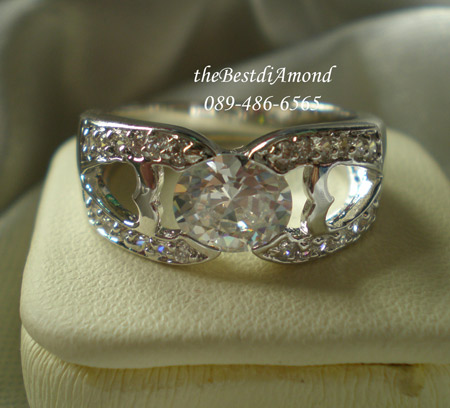 BR511RD+++แหวน Middle of Oval+++แหวนเพชรรูปไข่อีกแบบ สวยมากๆๆ เพชรรูปไข่วางขวาง ขนาบด้วยตัวเรือน ดีไซน์เก๋ สวยสุดๆๆ ใส่สวยทุกนิ้วค่ะ เพชรแพรวพราวมาก