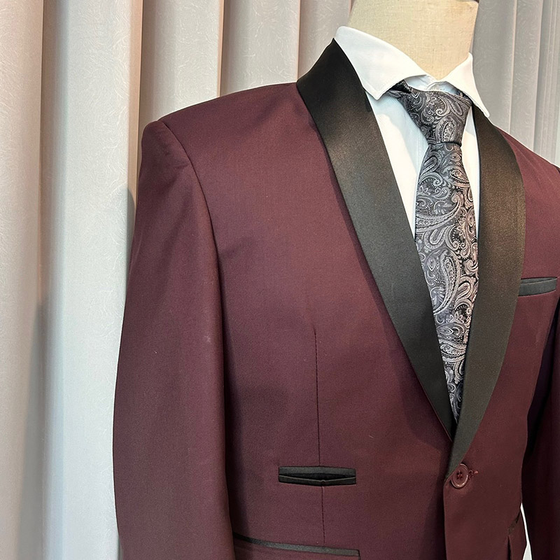 พร้อมเช่า ชุดสูททักซิโด้ สีเบอร์กันดีเข้ม Dark Burgundy Tuxedo Suit with Shawl Collars (พร้อมเสื้อกั๊ก)