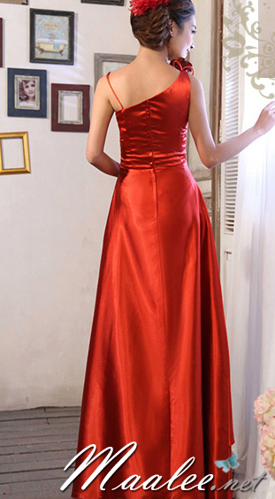 พร้อมเช่า ชุดราตรียาว ไหล่เฉียง สีแดงสด ปักเลื่อมไล่สี จับจีบแต่งโบว์ช่วงเอว ประดับดอกไม้สวยหวานบนไหล่