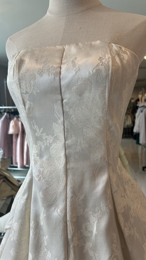 พร้อมส่ง ชุดราตรีสั้น เกาะอก สีครีมงาช้าง กระโปรงแต่งจีบทรงA สวยหรู