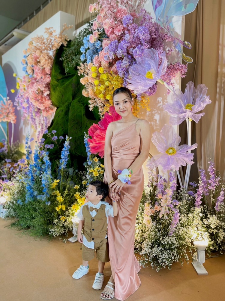 พร้อมเช่า ชุดเดรส ชุดออกงาน ราตรียาว ไหล่เดี่ยว ผ้าซาร่าเงาใส่แล้วผอม สีโรสโกล์ด