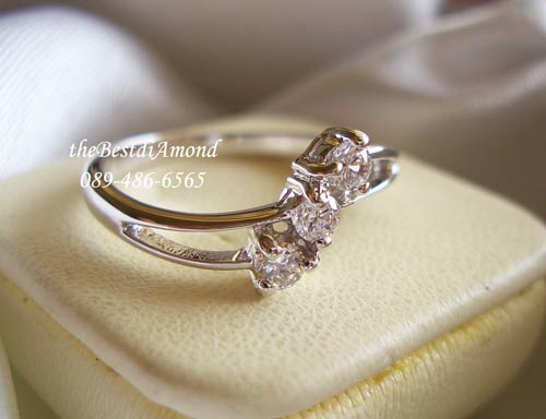 BR967RD+++แหวนแถวแบบตั้ง+++ แหวนน่ารักๆ เรียบๆ ไม่หรูหรามาก ใส่ติดนิ้วได้เลย เพชรสวยวิ๊งๆค่ะ ตัวเรือนบางนิดๆ ใส่แล้วนิ้วเรียวสวย