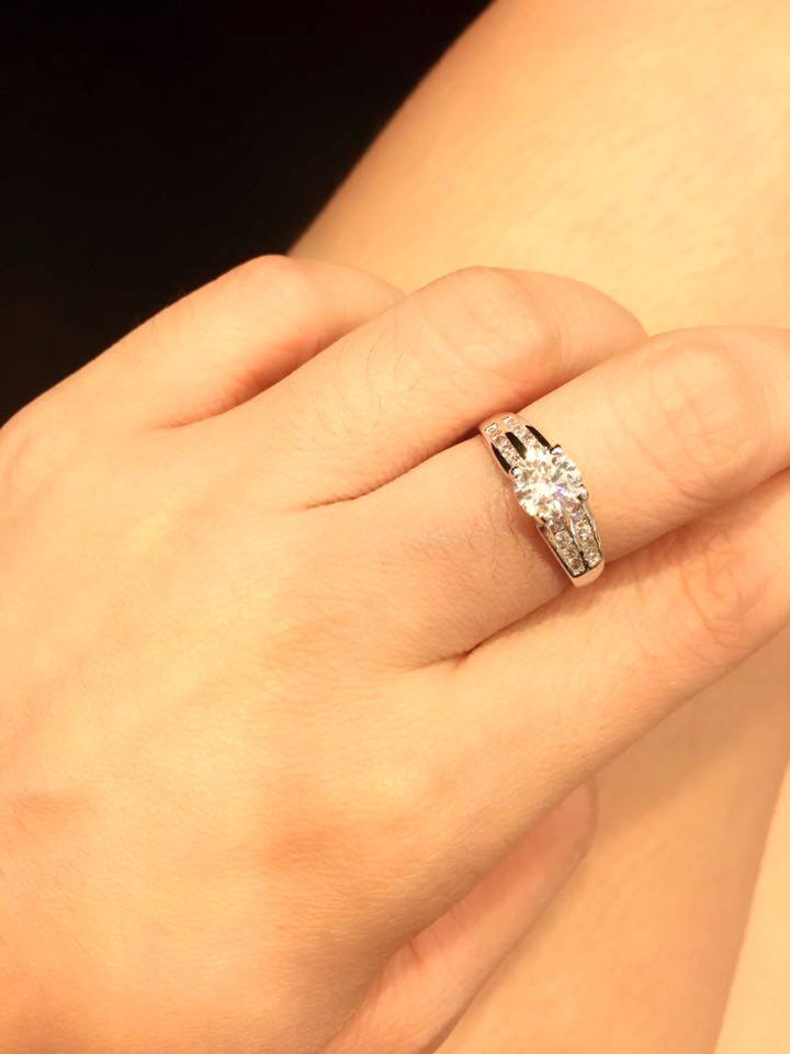 BR407RD+++แหวนชู 50 สตบ่าข้าง 2 แถว++ เรียบๆ แต่หรูหรา อยู่ได้นานไม่มีout เหมือนจริงสุดๆๆเพชรแวววาวมาก ใส่แล้วขับให้นิ้วเรียวสุด ไม่ควรพลาดนะคะ