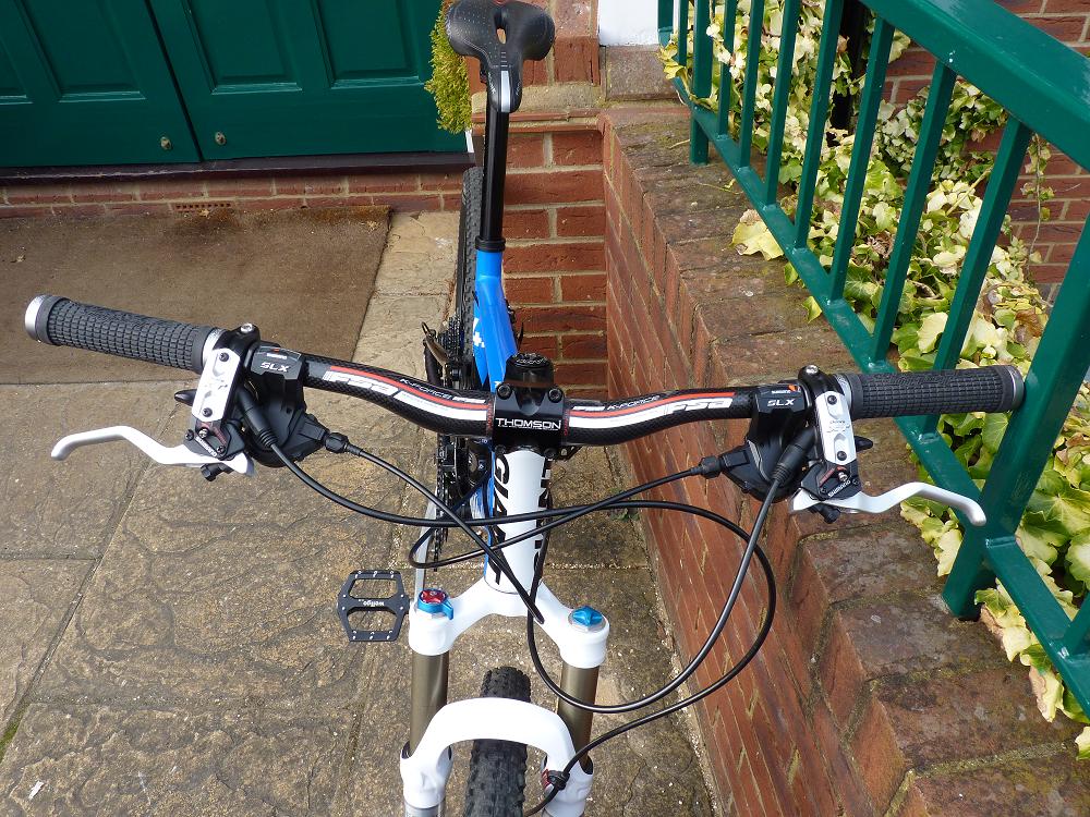 แฮนด์ยก FSA K-FORCE LOW RISER MTB, 31.8MM, สูง 18MM, กว้าง 700MM,และยาว 660MM สีแดง, สีเทา