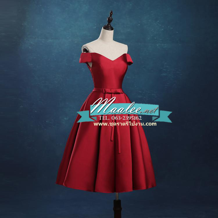 พร้อมเช่า ชุดราตรีสั้น แบบปาดไหล่ ผ้าไหมดัชเชส แต่งโบว์ช่วงเอว สีไวน์แดง (เชือกผูกหลัง)