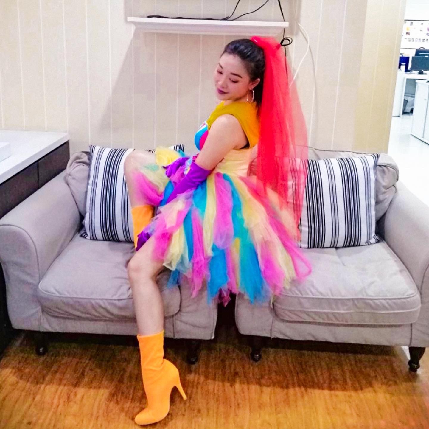 พร้อมเช่า ชุดแฟนซี เกาะอก ชุดราตรีสั้น สายรุ้ง Rainbow น่ารักมากมาย กระโปรงสีสวย