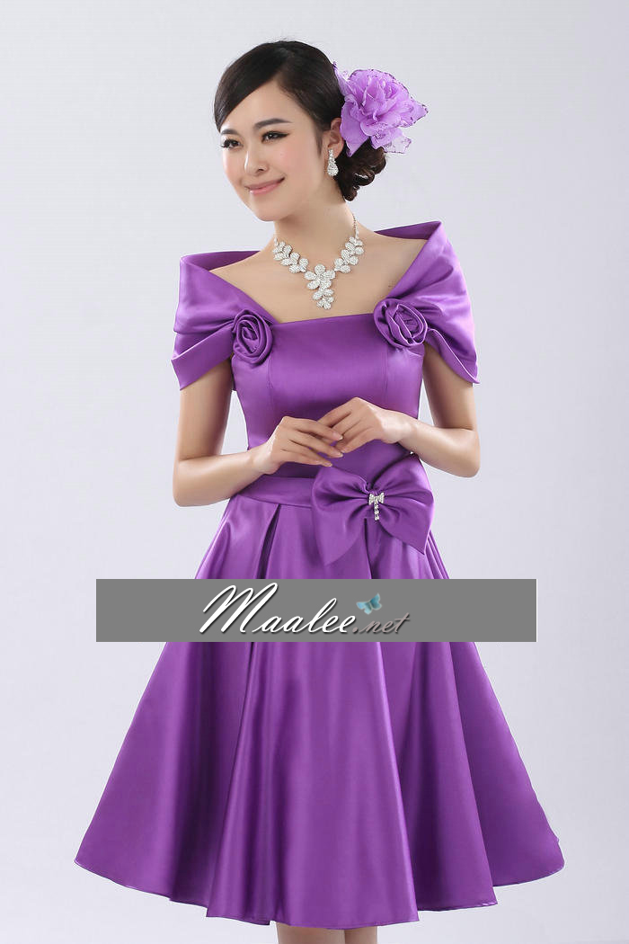 พร้อมเช่า ชุดราตรีสั้น สีม่วง แบบเก๋ ปิดไหล่ แต่งดอกกุหลาบ กระโปรงทรง A จับจีบ แต่งโบว์ที่เอว