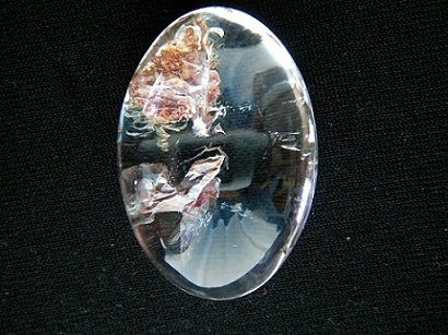 QU0007 QUART แก้วโป่งข่าม ชนิดแก้วมังคละจุฬามณี แก้วเข้าแก้ว + แก้วเข้าแร่ เป็นรูปปลาเงิน-ปลาทอง size 30.x20.70x13.05 mm.