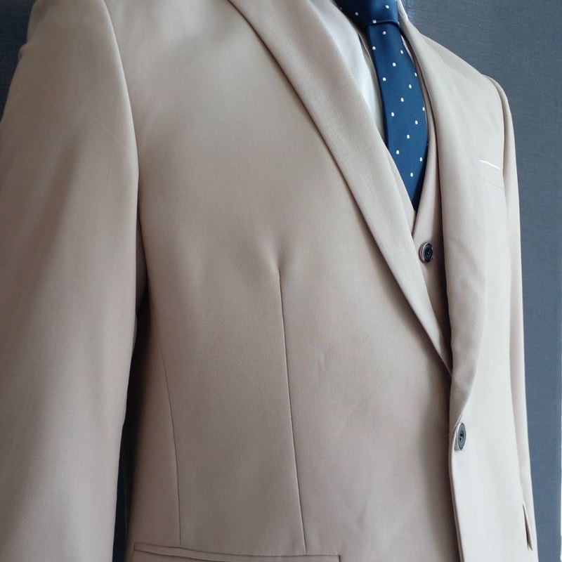 พร้อมเช่า ชุดสูทชาย สีเบจ คลาสสิก รุ่นกระดุมเดียว (พร้อมเสื้อกั๊ก)