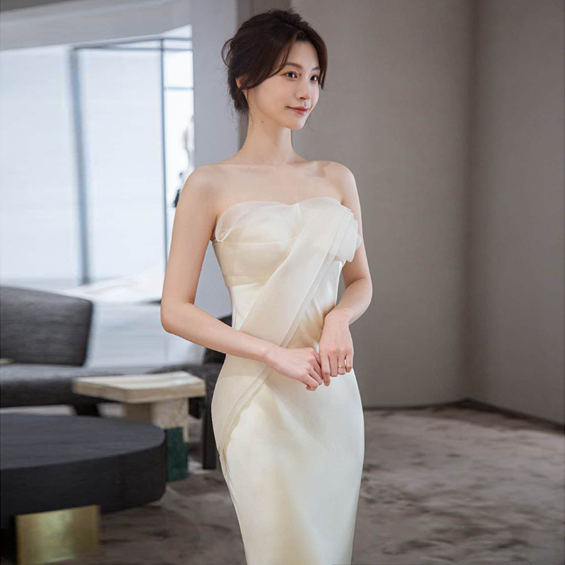 พร้อมเช่า ชุดเจ้าสาว/เพื่อนเจ้าสาว ราตรียาว แบบเกาะอก ทรงหางปลา สีขาว เรียบหรู แต่งผ้าแก้วช่วงอก กระโปรงผ้าซาติน ชายยาว