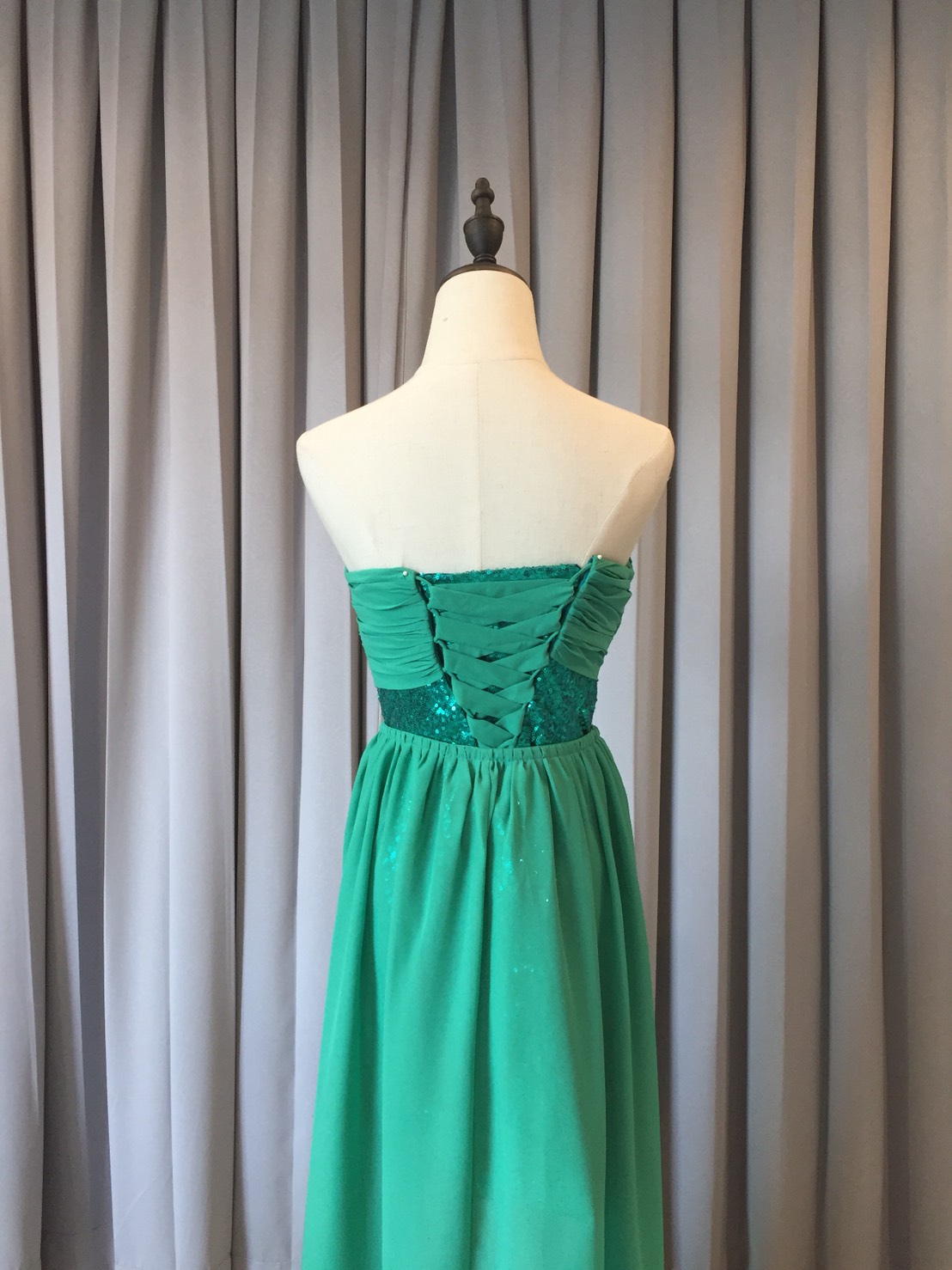 พร้อมเช่า ชุดราตรีสั้น เกาะอก สีเขียวเข้ม เข้ารูปปักเลื่อม อกแต่งผ้าชีฟอง หางปลาสามารถถอดได้