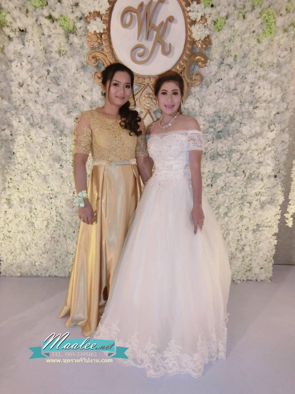 พร้อมเช่า ชุดราตรียาว แขนสามส่วน สีทอง อกแต่งลูกไม้ กรโปรงเนื้อผ้ามัน คาดเอวคริสตัล เพิ่มเข็มกลัดโบว์ช่วงหลัง