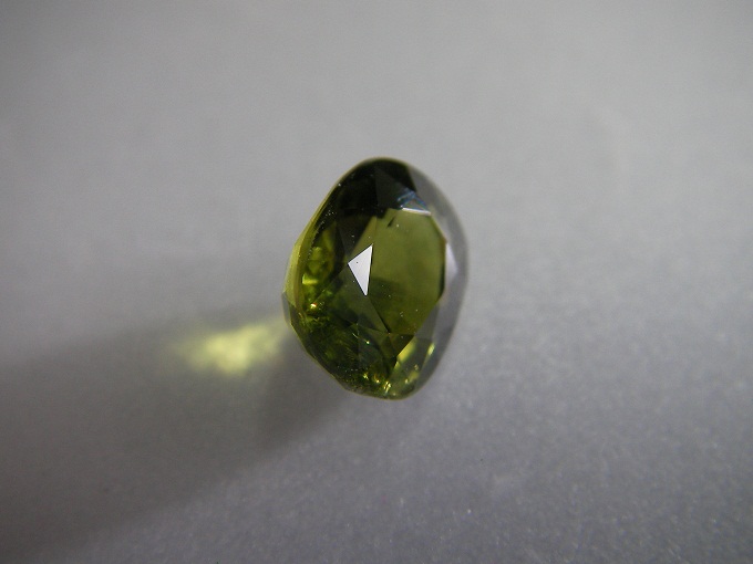 Green Sapphire unheated พลอยดิบ ใบเซอร์ BGL-Q01752 มรกต (เขียวส่อง) (Green Sapphire)ดิบไม่เผา VVS-IF ขนาดพลอย 5.71 x7.56 x3.90 mm.1.73 ct.