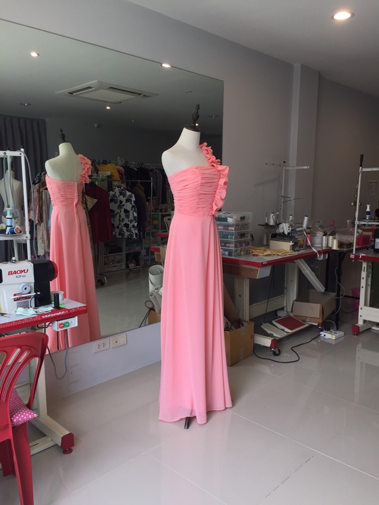 พร้อมเช่า ชุดราตรียาว ไหล่เดียว จับจีบตลอดช่วงเอว แต่งระบายไหล่ซ้าย เรียบหรู สีฟ้า