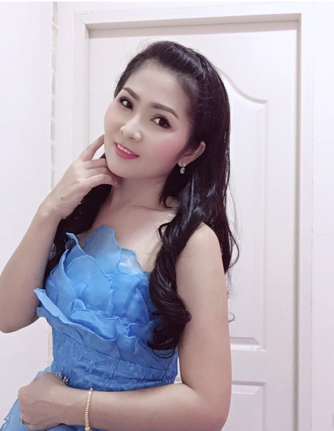 พร้อมเช่า ชุดแฟนซี ชุดราตรียาว สีฟ้า เกาะอก แต่งระบาย กระโปรงพองสวย ซิปหลัง