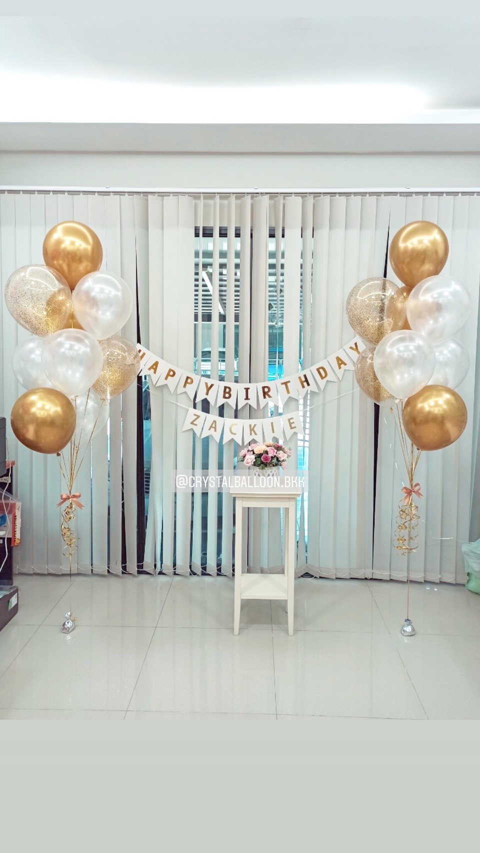 ลูกโป่ง วันเกิด ช่อลูกโป่ง ช่อ 9 ลูก 2 ช่อ Theme สีทอง พร้อม ป้ายธง Happy Birthday พร้อม ตัวอักษรชื่อเจ้าของวันเกิด 6 ตัวอักษร พร้อมตกเเต่ง สามารถเปลี่ยนสีลูกโป่ง/เปลี่ยนชื่อเจ้าของวันเกิดได้