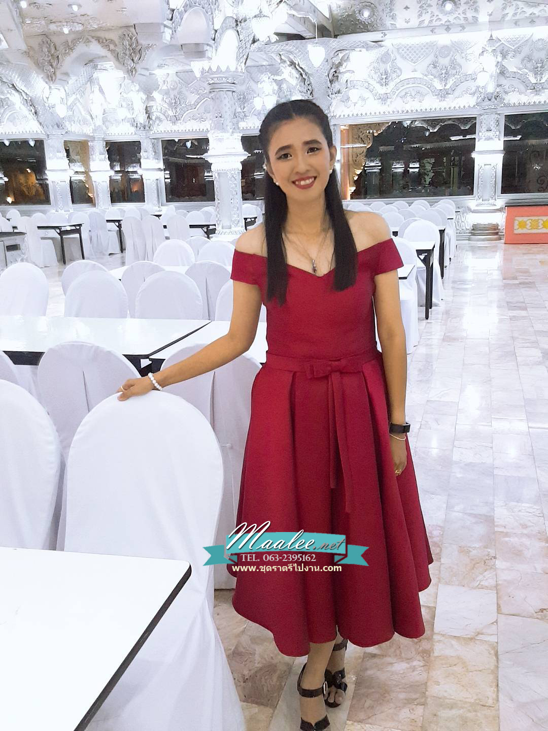 พร้อมเช่า ชุดราตรีสั้น แบบปาดไหล่ ผ้าไหมดัชเชส แต่งโบว์ช่วงเอว สีไวน์แดง (เชือกผูกหลัง)