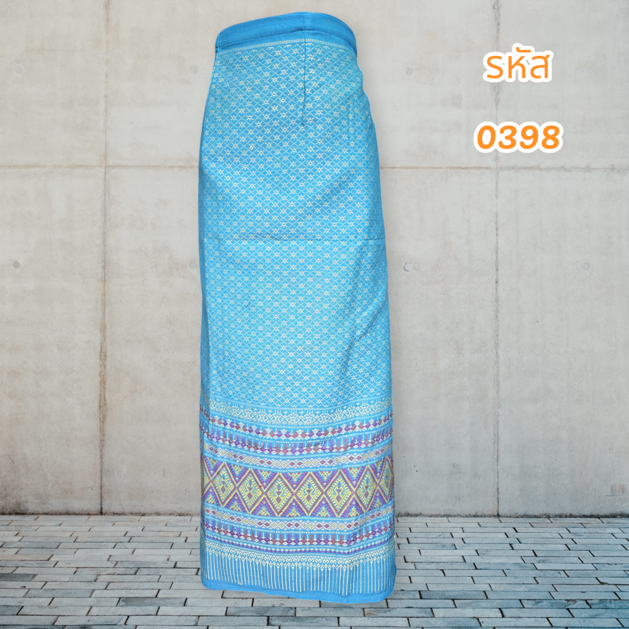 ผ้าถุงสำเร็จรูปผ้าฝ้ายลายยกดอกแบบป้ายเย็บติดตะขอสีฟ้า (อัดผ้ากาว)