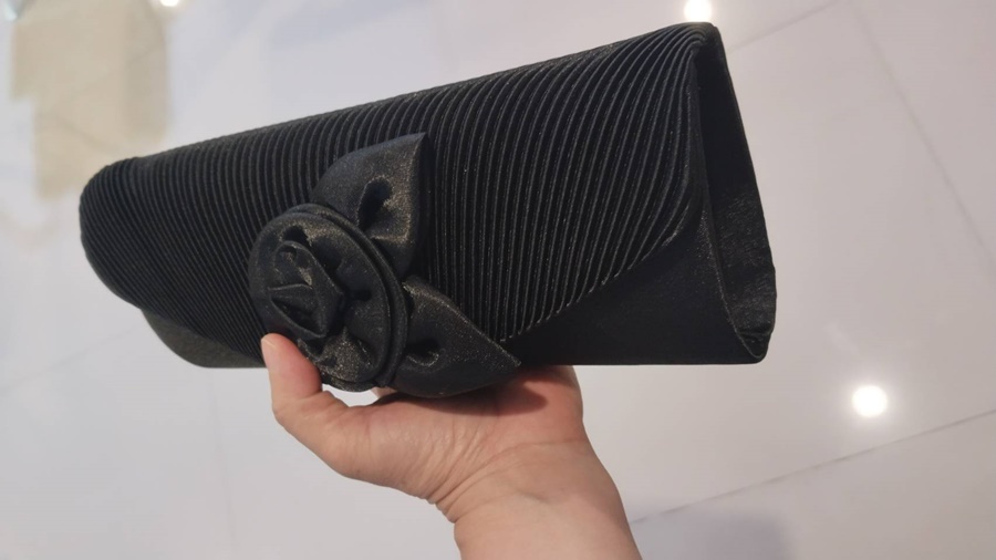 Sale พร้อมส่ง Evening Clutch กระเป๋าออกงาน สีดำ ผ้าซาตินอัดพลีต แต่งดอกกุหลาบ