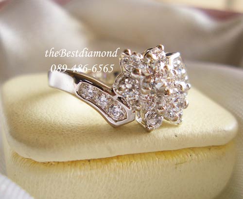 BR711RD+++Between 2 Flowers แบบกลาง+++แหวนดอกไม้ แบบหนีบ แบบน่ารัก หรูหรา ดูดีมากๆๆ เพชรวิ๊งๆ แวววาวสวย ใส่แล้วนิ้วเรียวเลยค่ะ