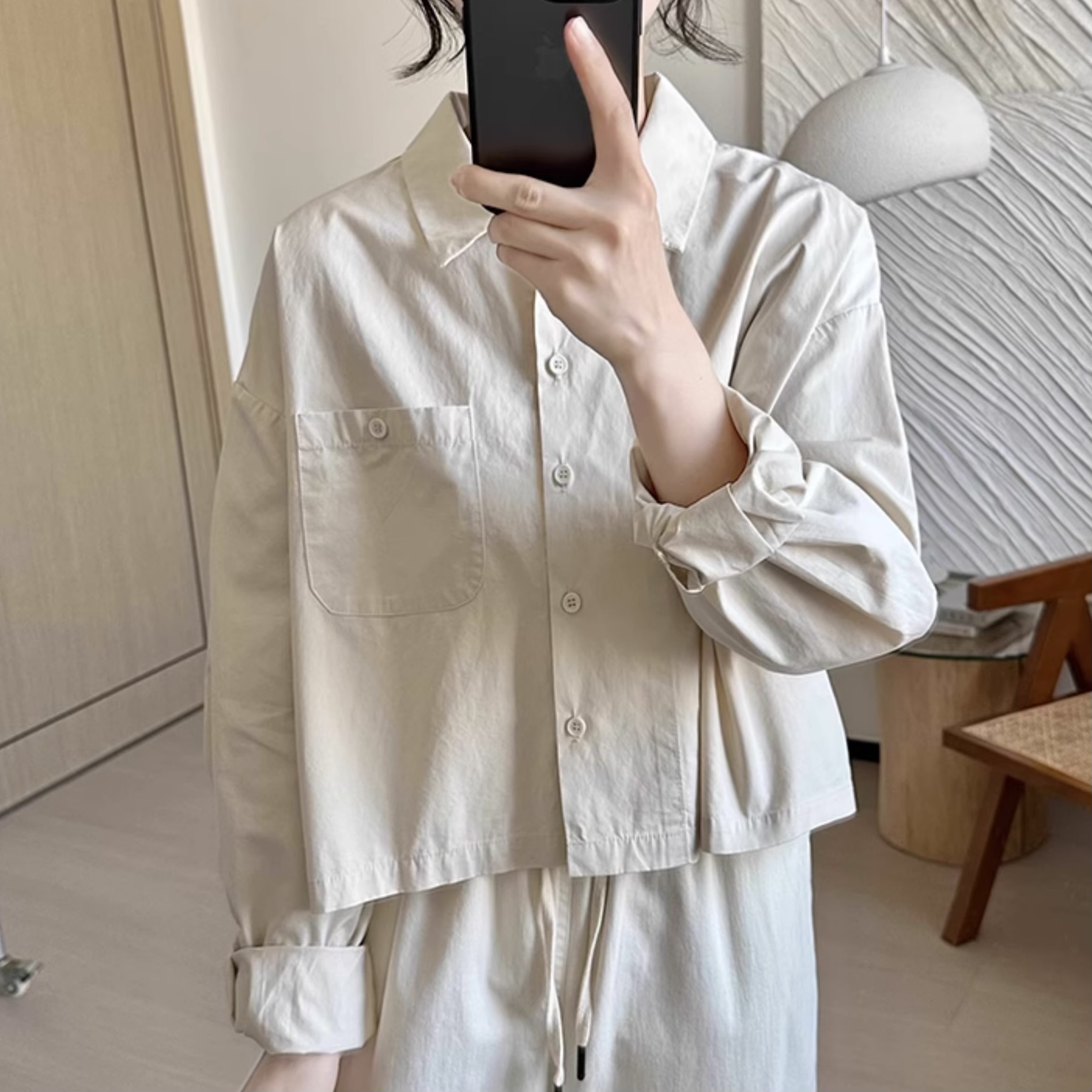 เสื้อเชิ้ตทรงครอปแต่งกระเป๋า