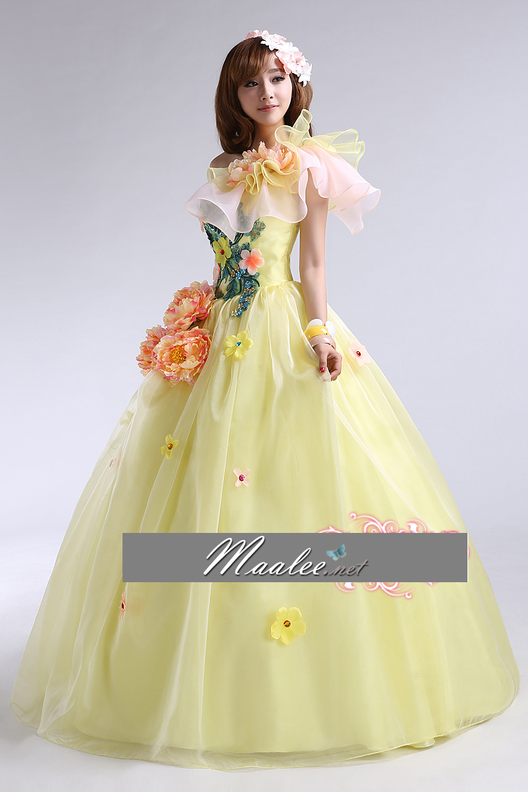 พร้อมเช่า ชุดแฟนซี ชุดราตรียาว สีเหลืองอ่อน ไหล่เฉียง แต่งระบายผ้าแก้ว และดอก Peony