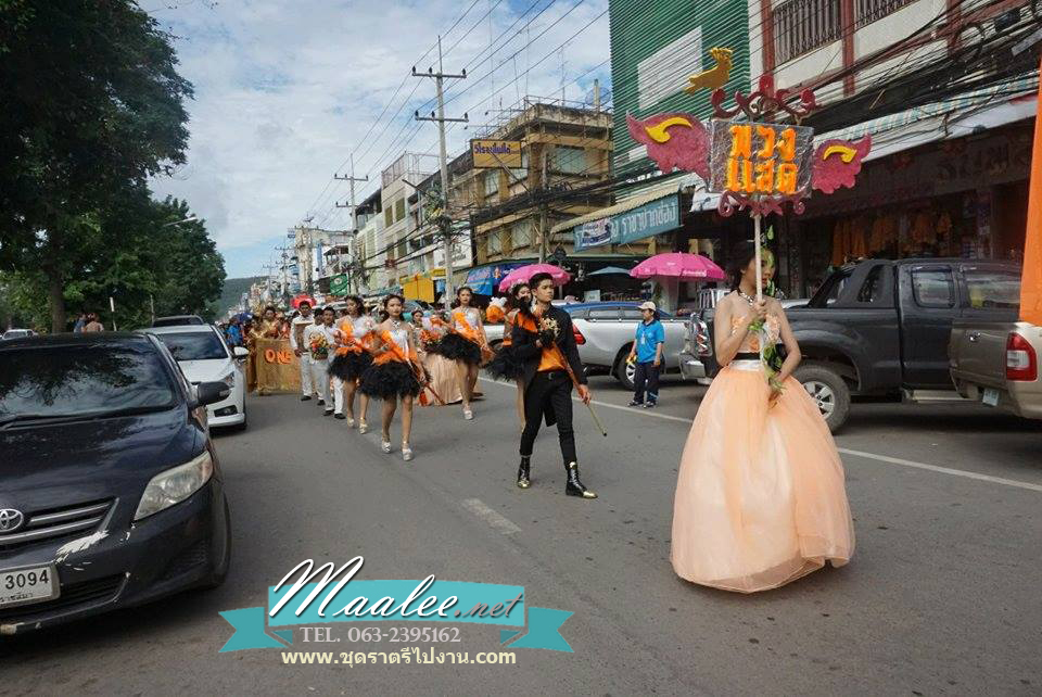 พร้อมเช่า ชุดแฟนซี ชุดราตรี เกาะอก สีส้ม ขาว แต่งดอกไม้ ผ่า V โปร่งกลางอก