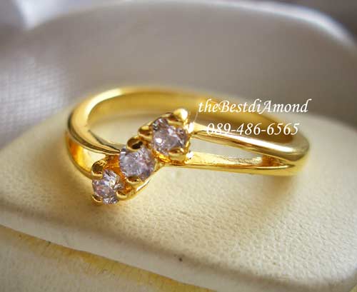BR967+++แหวนแถวแบบตั้ง+++ แหวนน่ารักๆ เรียบๆ ไม่หรูหรามาก ใส่ติดนิ้วได้เลย เพชรสวยวิ๊งๆค่ะ ตัวเรือนบางนิดๆ ใส่แล้วนิ้วเรียวสวย