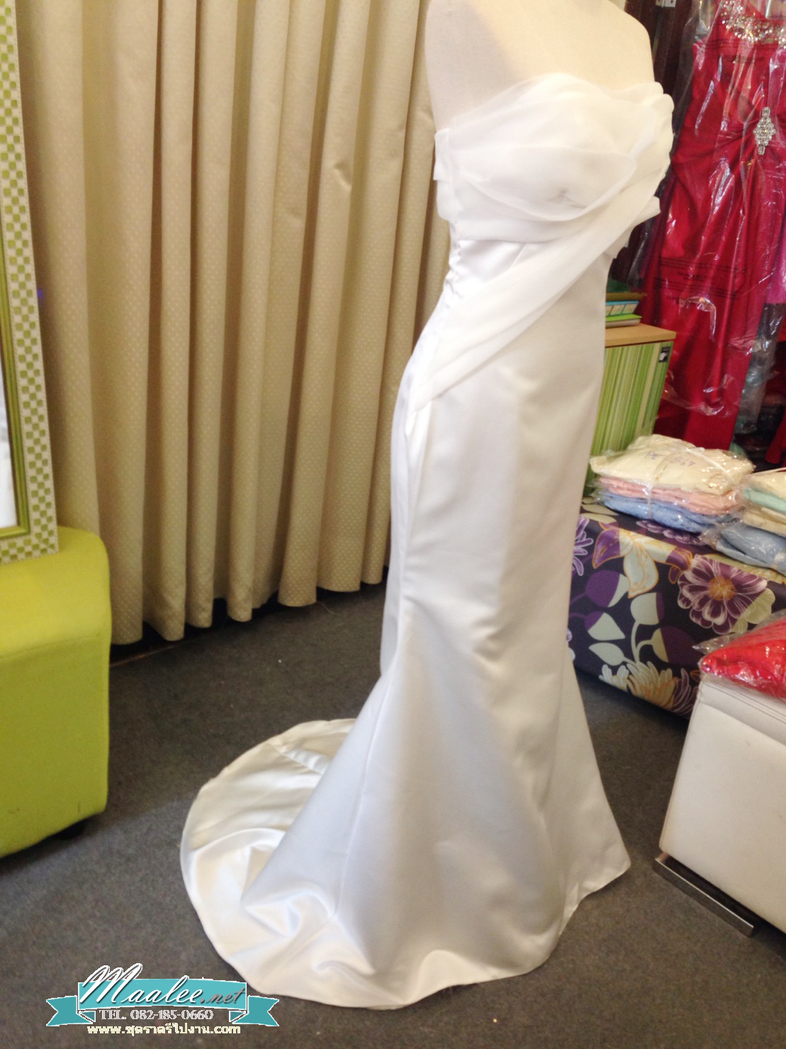 พร้อมเช่า ชุดเจ้าสาว/เพื่อนเจ้าสาว ราตรียาว แบบเกาะอก ทรงหางปลา สีแดง เรียบหรู แต่งผ้าแก้วช่วงอก กระโปรงผ้าซาติน ชายยาว (เชือกผูกหลัง)