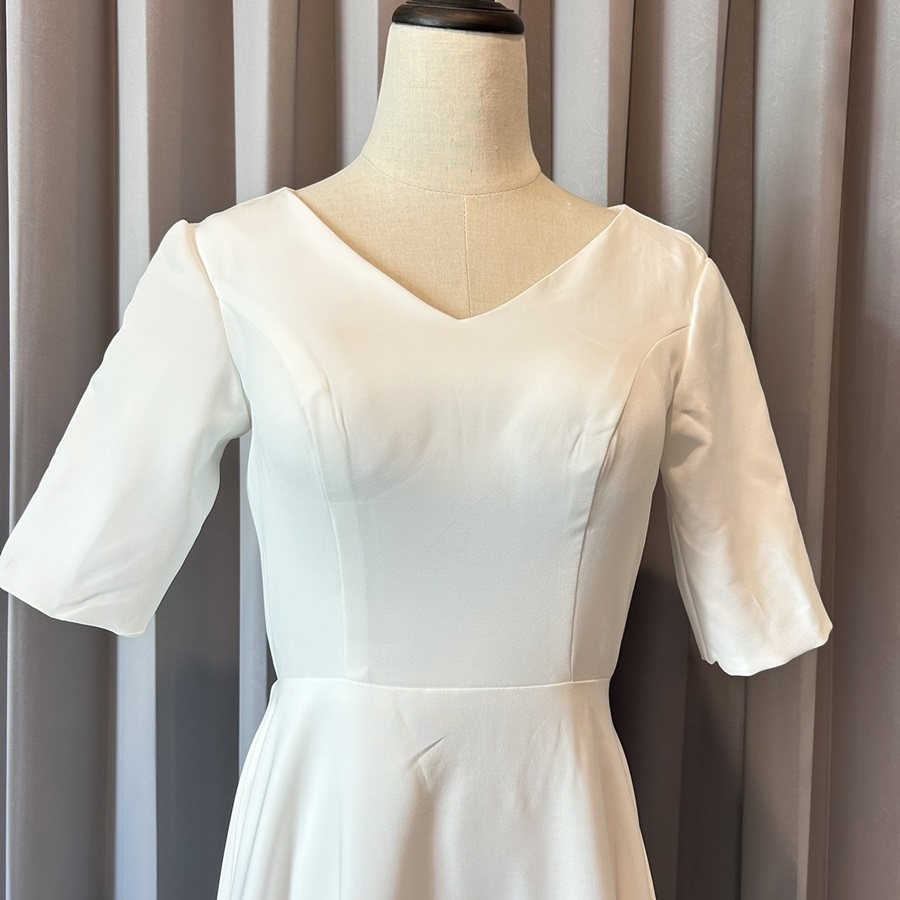 พร้อมเช่า ชุดเช่า ชุดแต่งงาน มินิมอล ชุดหมั้น แขนสั้นคอวี