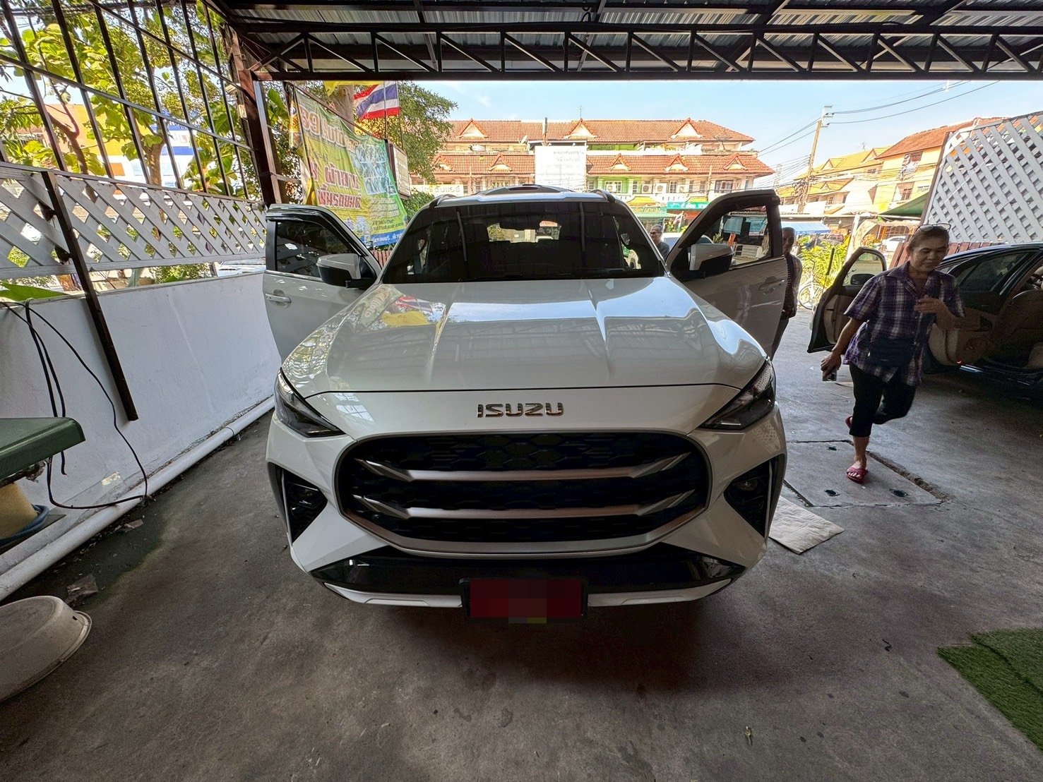 พรมปูพื้นรถยนต์ Isuzu Mu-X 2026 ปูพรม7D สีกาแฟลายเคฟล่า เสริมด้วยพรมไวนิลดักฝุ่น สีครีม