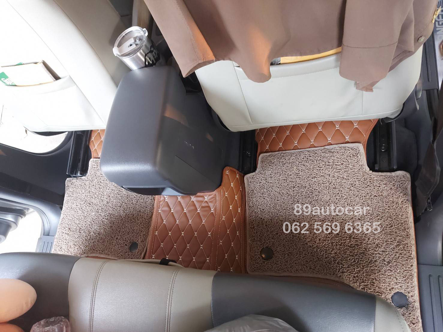 ผลิตพรมรถยนต์ Ford Ranger 4 ประตู 2022 ปูพรม7D สีน้ำตาลเข้ม + ไวนิลสีครีม เต็มคัน