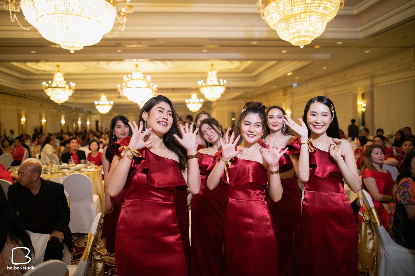 พร้อมเช่า ชุดเดรส เดรสไหล่เดียว ผ้าดัชเชส แพทเทิร์นเนียบ แต่งระบายสะโพก สีไวน์แดง