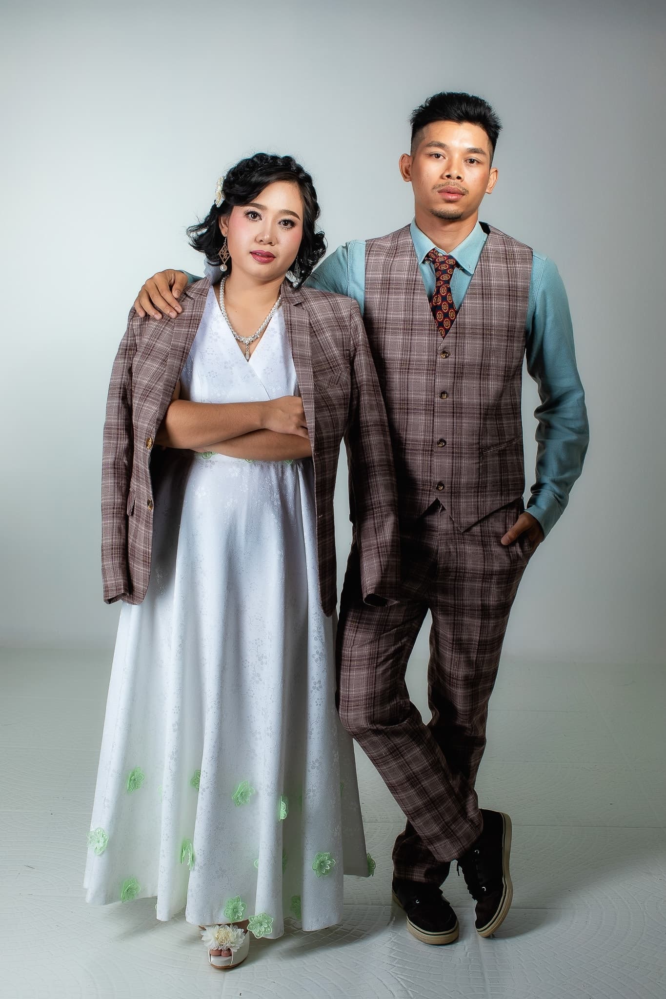 พร้อมเช่า ชุดสูทชาย สีน้ำตาลลายสก๊อต *เหลือเฉพาะไซส์ M*