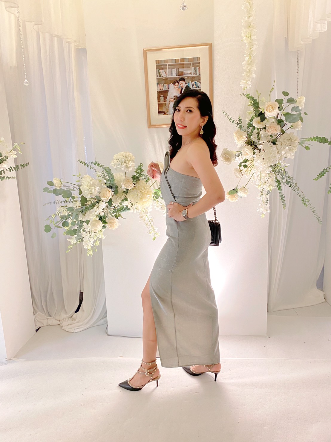 พร้อมเช่า ชุดเดรส เกาะอก ผ่าหน้าขา ผ้า Glitter สีเงิน