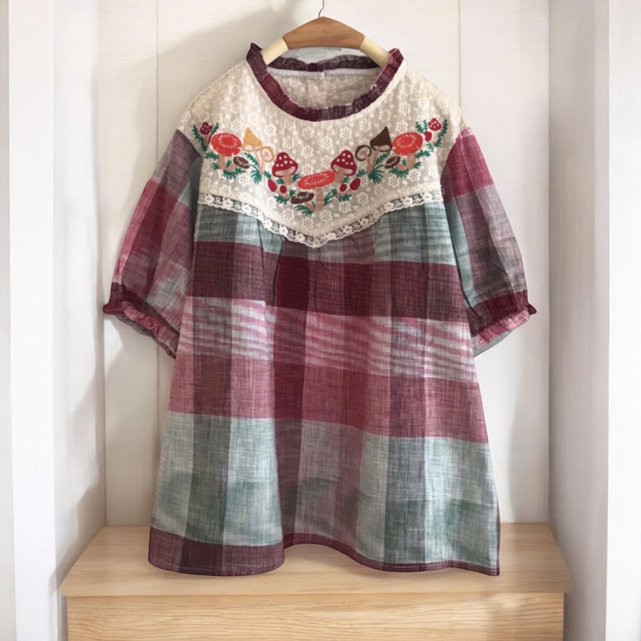 เสื้อผ้าฝ้ายลายสก็อตแต่งผ้าลูกไม้ลายปัก