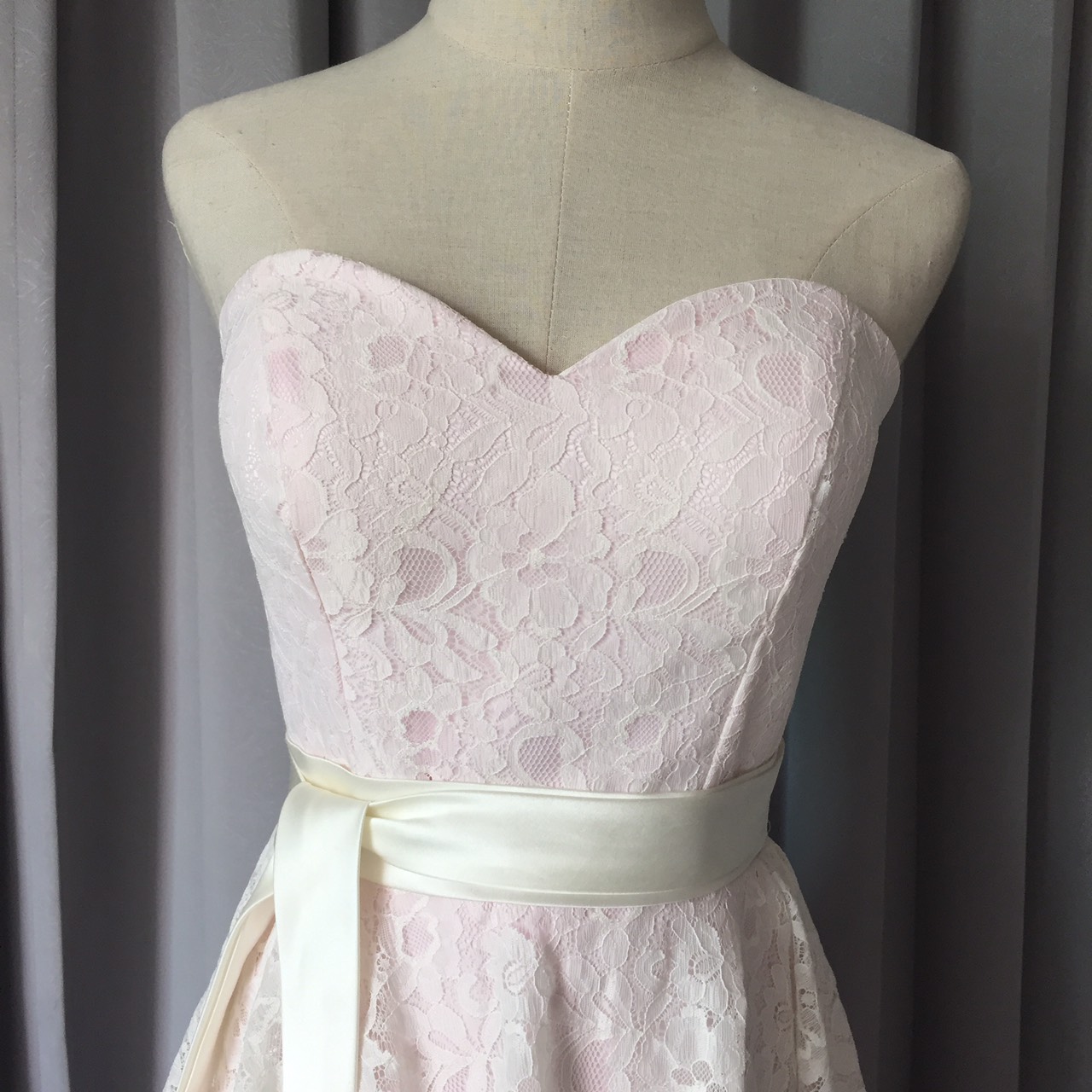 พร้อมส่ง ชุดราตรียาว เกาะอก ลูกไม้สีขาว ระบายช่วงเอวพร้อมโบว์สีขาว ตัวกระโปรงสีชมพูทรงหางปลา