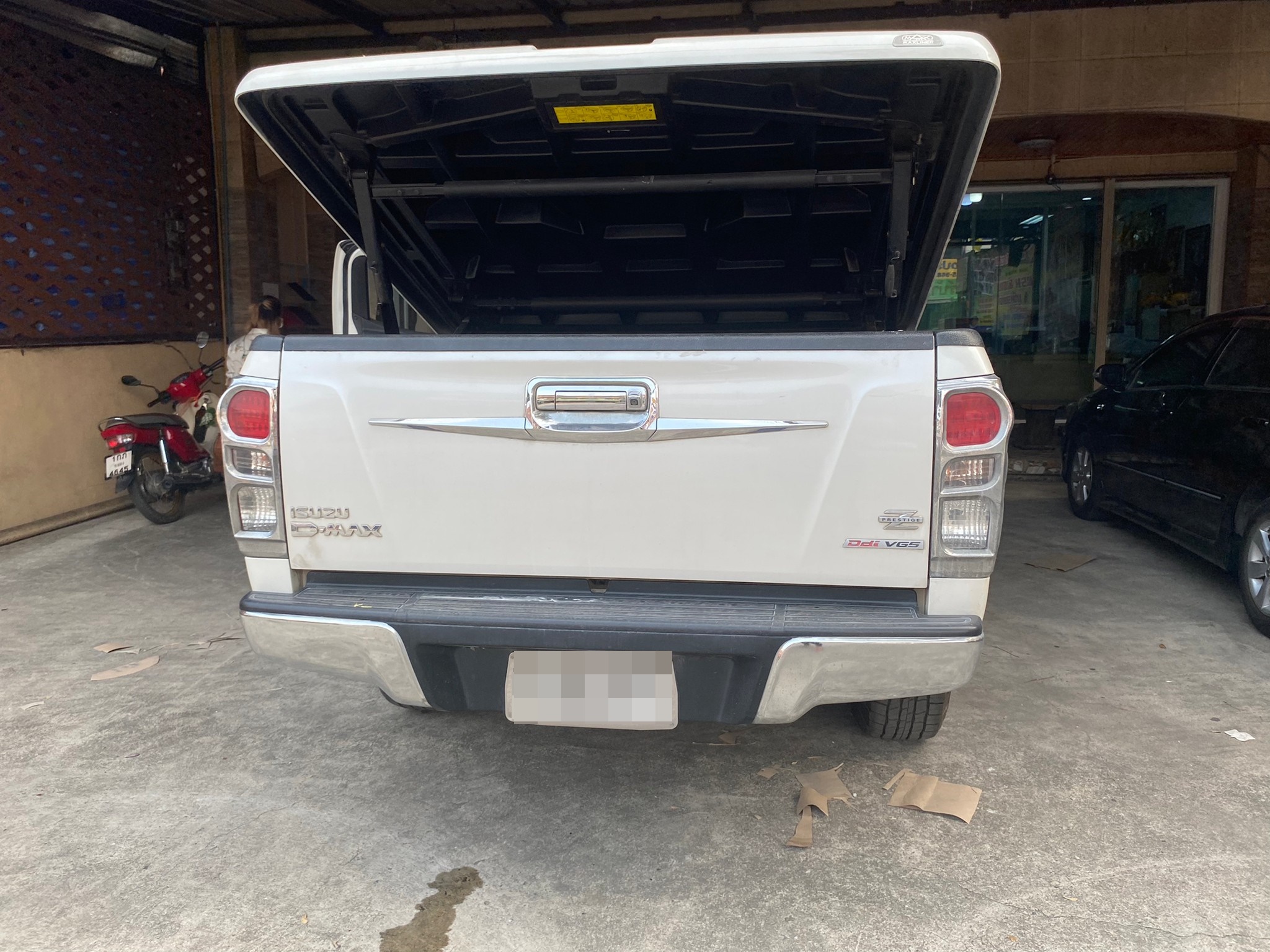 พรมรถยนต์ Isuzu D-Max 4 ประตู 2019 ปูพรม7D สีดำด้ายทอง + ไวนิลสีเทา