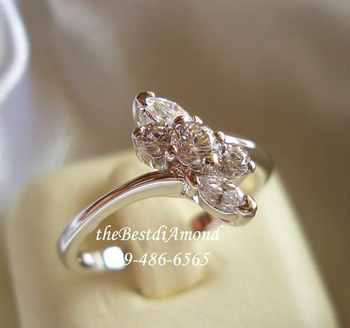 BR968RD+++แหวนเกยแบบเพชรผสม+++แหวนน่ารักๆอีกแบบ วางเพชรกลมผสมกับเพชร มาคี ได้กลมกลืน ก้านแหวนบางๆ ใส่แล้วนิ้วเรียวสวย