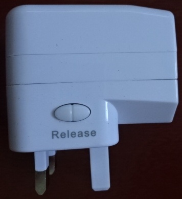 ปลั๊กต่อพ่วงเต้ารับนานาชาติ ฟุตบอล สโมสรน็อตติ้งแฮม ฟอเรสต์ - WORLD TRAVEL ADAPTER พร้อมช่องชาร์จ USB ตราสโมสร NFFC ใหม่ / NOTTINGHAM FOREST Football Club Universal Adapter - NFFC Logo WORLD TRAVEL ADAPTER with USB CHARGER NEW