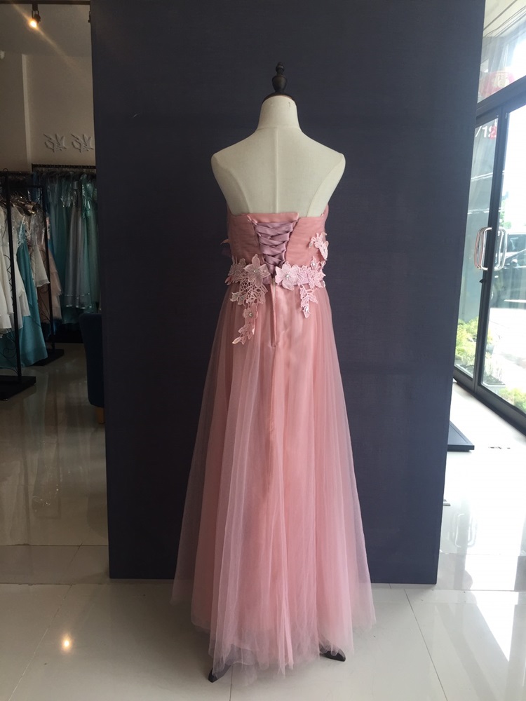 พร้อมส่ง ชุดราตรียาว เกาะอก สีชมพูหวาน ผ้าตาข่ายทั้งชุด อกจับจีบ แต่งดอกคาดเอว & พร้อมเม็ดคริสตัลหรู (เหลือสีชมพูอ่อน)