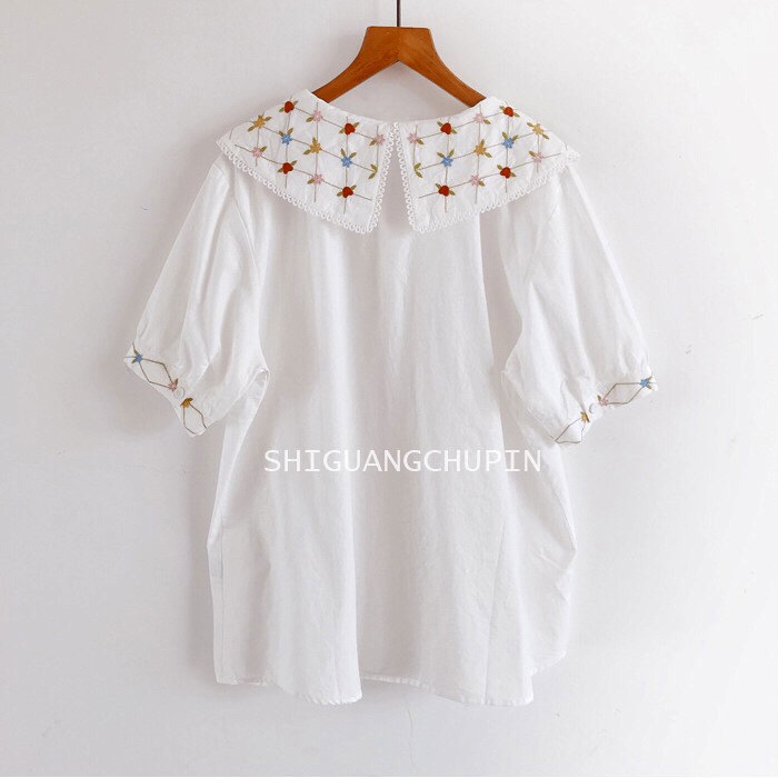 เสื้อคอบัวแต่งปกลายปักขอบลูกไม้