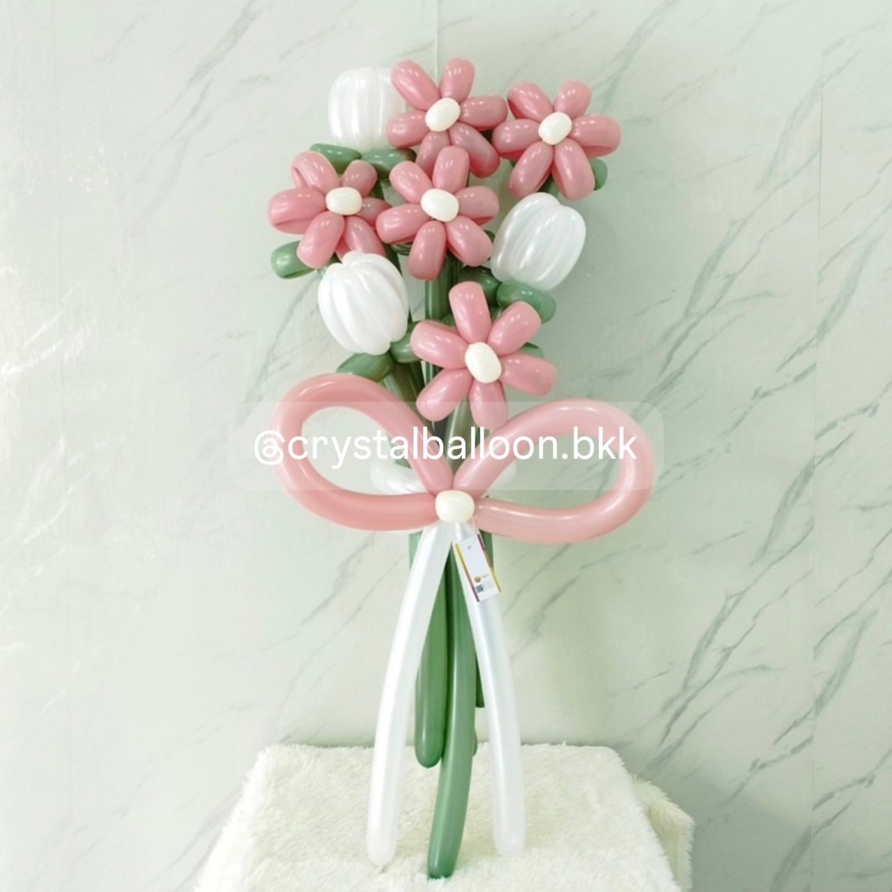 สั่ง Flower Balloon Medium Bouquet ช่อ 8 ดอก สีชมพู-ขาว พร้อมตกแต่ง สามารถเปลี่ยนสีลูกโป่งได้