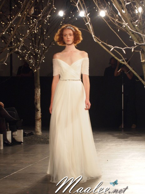 พร้อมเช่า ชุดราตรียาว & แบบปาดไหล่ สีขาว กระโปรงผ้าโปร่งตาข่ายนิ่ม ใส่สบายตัว อกจับจีบ เอวปักคริสตัลหรู (เชือกผูกหลัง)